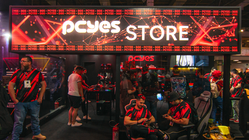 Estande PCYES na BGS 2023, com participação da Whido no suporte de TI, logística e league ops, além de stage management.