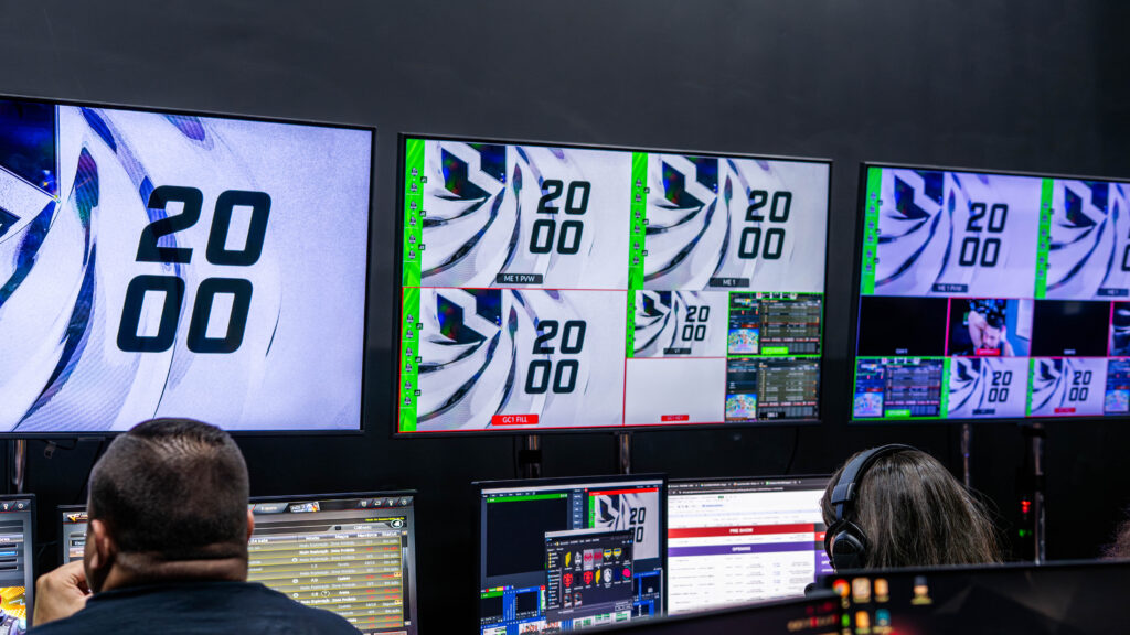 Central de transmissão da CFBL 2025 operada pela Whido, com profissionais monitorando múltiplas telas durante o campeonato oficial de Crossfire no Brasil.
